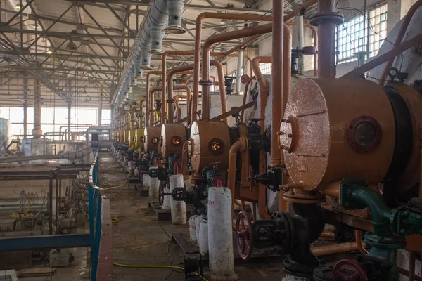 Indústria de tema e processamento de culturas agrícolas. Equipamentos e máquinas dentro da antiga fábrica de açúcar dos tempos soviéticos . — Fotografia de Stock