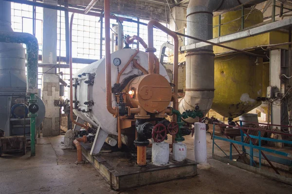 Indústria de tema e processamento de culturas agrícolas. Equipamentos e máquinas dentro da antiga fábrica de açúcar dos tempos soviéticos . — Fotografia de Stock