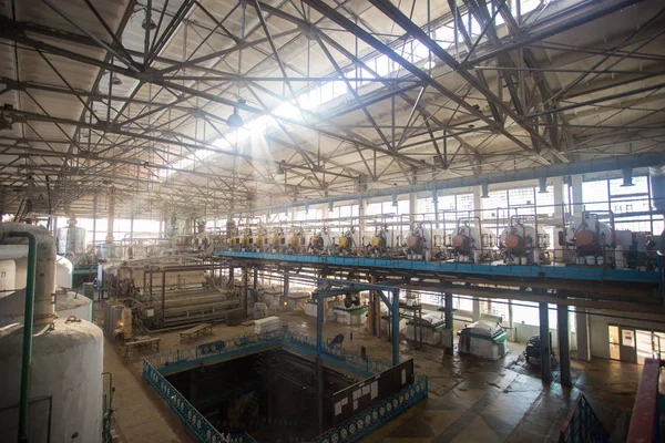 Θέμα βιομηχανίας και μεταποίησης των γεωργικών καλλιεργειών. Μηχανήματα και εξοπλισμός τυροκομίας μέσα στο παλιό εργοστάσιο ζάχαρης της Σοβιετικής εποχής. — Φωτογραφία Αρχείου