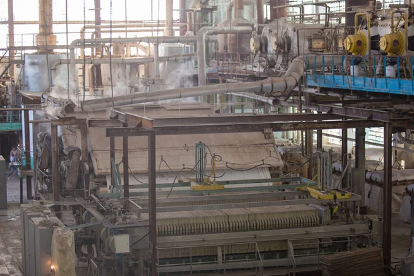 Indústria de tema e processamento de culturas agrícolas. Equipamentos e máquinas dentro da antiga fábrica de açúcar dos tempos soviéticos . — Fotografia de Stock