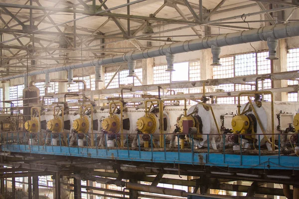 Industria tematica e trasformazione delle colture agricole. Attrezzature e macchinari all'interno della vecchia fabbrica di zucchero di epoca sovietica . — Foto Stock