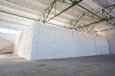 Tema sanayi ve Ekonomi, hisse senedi hisse senedi. Bir sürü beyaz kumaş çanta gevşek ürünleri ile üretimde kapalı kazık büyüğe. Bitmiş ürün paketinde depolamak için Angar.