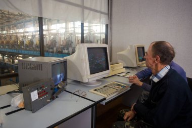 10 Ekim 2014. Ukraine.Kiev. konu sanayi ve çalışan insanlar. Kapalı fabrika kontrol odasında İzleyicisi çalışmaları hakkında bilgi şeker fabrikası'nın yakından izleme.