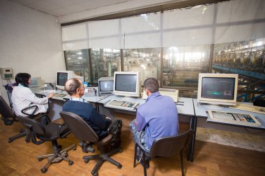 10 Ekim 2014. Ukraine.Kiev. konu sanayi ve çalışan insanlar. Kapalı fabrika kontrol odasında İzleyicisi çalışmaları hakkında bilgi şeker fabrikası'nın yakından izleme.