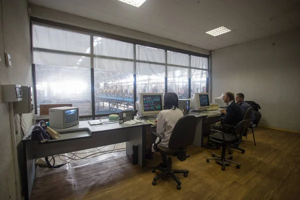 10 Ekim 2014. Ukraine.Kiev. konu sanayi ve çalışan insanlar. Kapalı fabrika kontrol odasında İzleyicisi çalışmaları hakkında bilgi şeker fabrikası'nın yakından izleme.