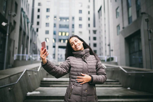 İş kadını binanın önünde telefonda selfie alıyor — Stok fotoğraf