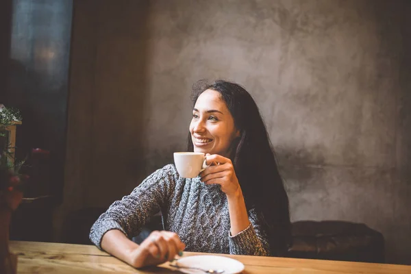 Hermosa mujer bebiendo café en un café —  Fotos de Stock