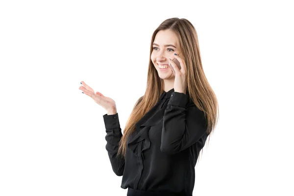Retrato de uma jovem caucasiana em uma camisa preta e cabelo longo fluindo usando telefone tecnologia mão-holding, tomando uma chamada contra fundo isolado branco — Fotografia de Stock