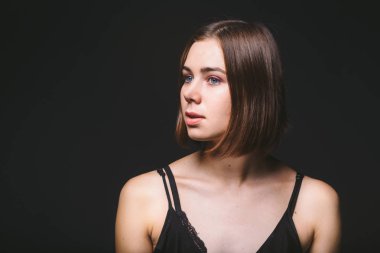 Güzel genç beyaz beyaz kadın 20 yaşında model portre saç siyah izole arka plan siyah iç çamaşırı poz eller dans omuz üzerinde mavi gözlü doğal makyajlı
