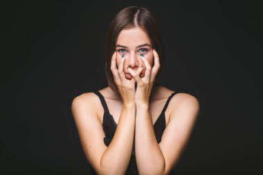 Güzel genç beyaz beyaz kadın 20 yaşında model portre saç siyah izole arka plan siyah iç çamaşırı poz eller dans omuz üzerinde mavi gözlü doğal makyajlı