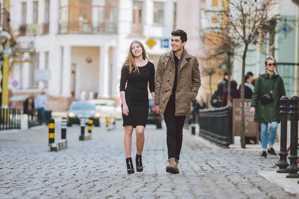 Kentsel modern genç aşk çift romantik konuşma yürüyüş, bir tarih el ele tutuşarak. Eski Avrupa caddesinde genç çok kültürlü Türk esmer ve Kafkas çift. Sonbahar ilkbahar havası — Stok fotoğraf