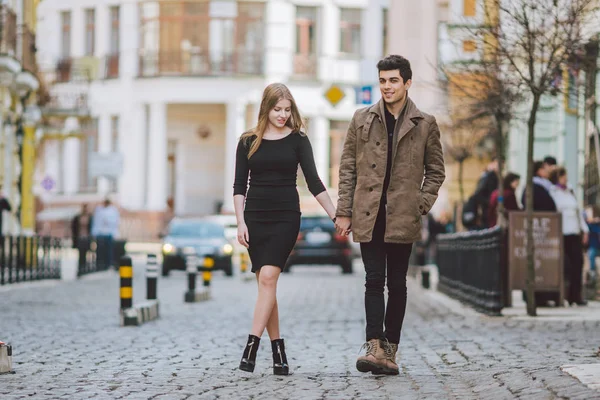 Miejska Nowoczesna młoda miłość para chodzenie romantyczna rozmowa mówi, trzymając ręce na randkę. Młoda wielokulturowa Turecka brunetka i Kaukaska para na starej Europejskiej ulicy. Jesienna pogoda wiosna — Zdjęcie stockowe