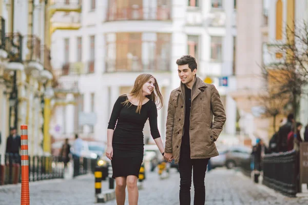 Urban moderne tineri dragoste cuplu de mers pe jos romantic vorbind, ținându-se de mână la o întâlnire. Tineri multiculturali turci brunetă și cuplu caucazian pe strada europeană veche. Vremea primăverii toamnei — Fotografie, imagine de stoc