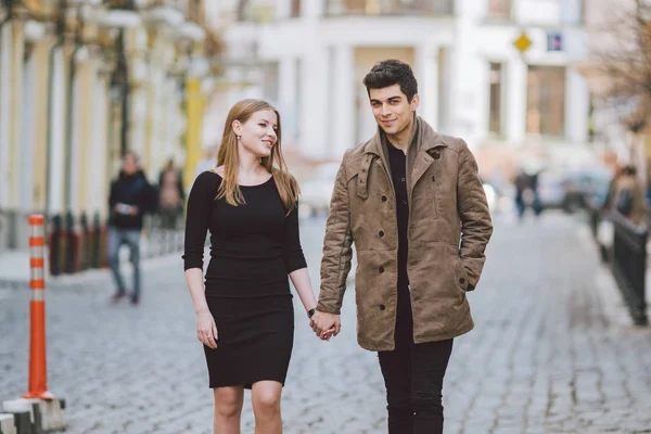 Міських сучасних молодих любов пара ходьба романтичний говорити говоримо, тримаючись за побачення. Молодий мультикультурному Турецька брюнетка і кавказька пара на старій європейській вулиці. Восени весна погода — стокове фото