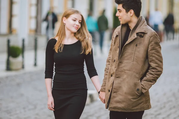 Urban modern ung kärlek par promenader romantisk pratar, hålla händerna på en dejt. Unga mångkulturella turkiska brunett och kaukasiska par på gamla europeiska gatan. Höst vårväder — Stockfoto