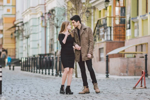 Urbano moderno jovem casal amor andando romântico falando, de mãos dadas em um encontro. Jovem morena multicultural turca e casal caucasiano na velha rua europeia. Outono tempo de primavera — Fotografia de Stock