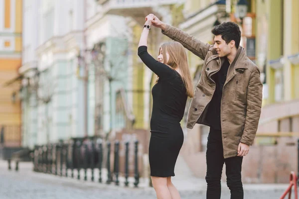 Urbano moderno jovem casal amor andando romântico falando, de mãos dadas em um encontro. Jovem morena multicultural turca e casal caucasiano na velha rua europeia. Outono tempo de primavera — Fotografia de Stock