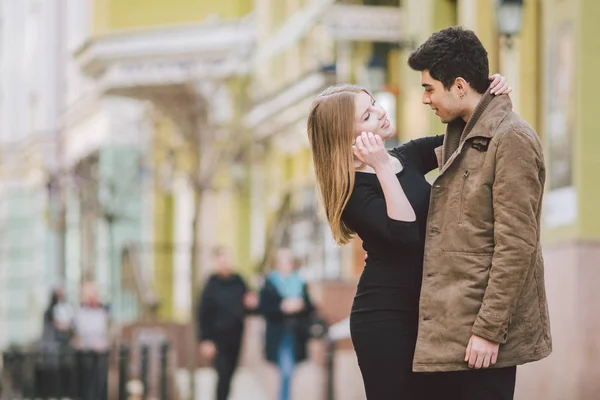 Kentsel modern genç aşk çift romantik konuşma yürüyüş, bir tarih el ele tutuşarak. Eski Avrupa caddesinde genç çok kültürlü Türk esmer ve Kafkas çift. Sonbahar ilkbahar havası — Stok fotoğraf