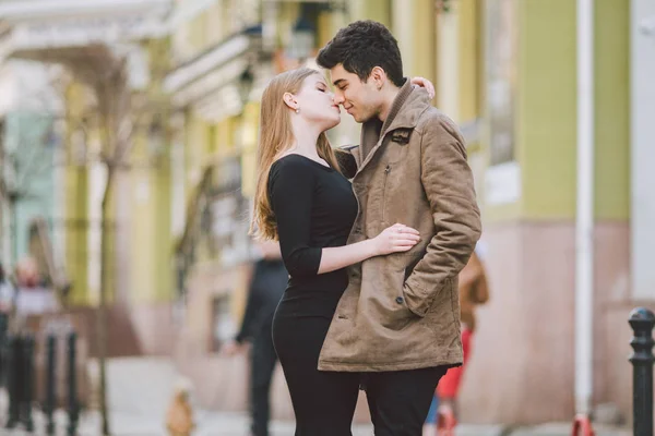 Urbano moderno jovem casal amor andando romântico falando, de mãos dadas em um encontro. Jovem morena multicultural turca e casal caucasiano na velha rua europeia. Outono tempo de primavera — Fotografia de Stock