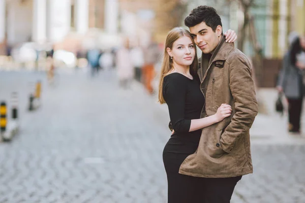 Urban modern ung kärlek par promenader romantisk pratar, hålla händerna på en dejt. Unga mångkulturella turkiska brunett och kaukasiska par på gamla europeiska gatan. Höst vårväder — Stockfoto