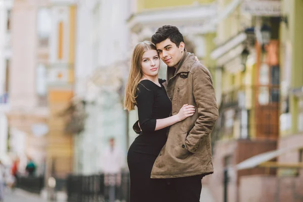 Urban modern ung kärlek par promenader romantisk pratar, hålla händerna på en dejt. Unga mångkulturella turkiska brunett och kaukasiska par på gamla europeiska gatan. Höst vårväder — Stockfoto