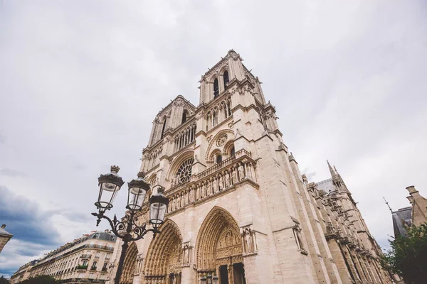 Kathedraal Notre-Dame van Parijs. Gevel van de kathedraal Notre-Dame van Parijs — Gratis stockfoto