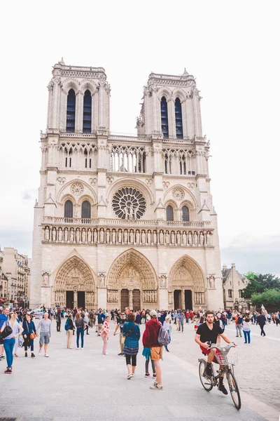 23. juli 2017. paris, Frankreich. parvis notre-dame - Pl. jean-paul ii. Notre-Dame-Kathedrale von Paris. Fassade der Kathedrale Notre-dame von Paris — Stockfoto