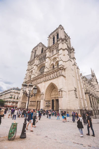 23. juli 2017. paris, Frankreich. parvis notre-dame - Pl. jean-paul ii. Notre-Dame-Kathedrale von Paris. Fassade der Kathedrale Notre-dame von Paris — Stockfoto