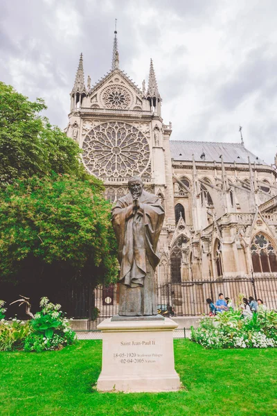 Statue en bronze Saint Jean-Paul II à Notre Dame, Paris France. Célèbre statue de bronze Saint Jean-Paul II à Notre Dame, Paris France — Photo