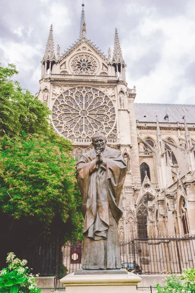 Saint jean-paul ii bronzestatue in notre dame, paris france. berühmter heiliger jean-paul ii bronzestatue in notre dame, paris france — Stockfoto