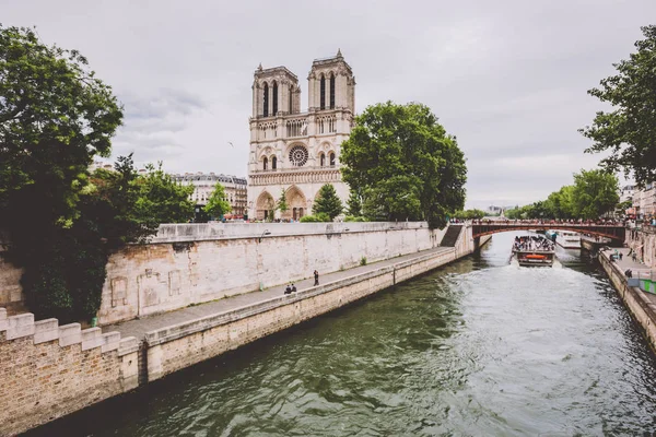 Katedrála v Notre Dame od řeky Seine v Paříži. Chrám Notre Dame od řeky Seine Paříž, Francie — Stock fotografie zdarma