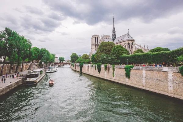 23 lipca 2017 roku. Paryż, Francja. Katedra Notre Dame z Sekwany w Paryżu. Katedra Notre Dame, Paryż, Francja. Piękny widok na kanał łodzi i katedry Notre-Dame — Zdjęcie stockowe