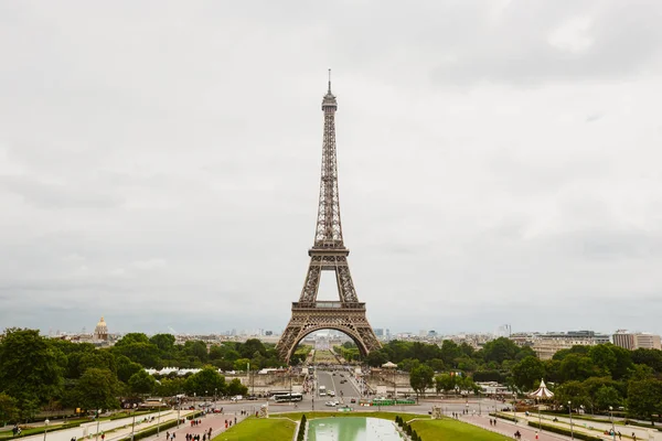 Vista panorâmica da paisagem sobre a Torre Eiffel e o Rio Sena durante o dia ensolarado em Paris — Fotografia de Stock Grátis