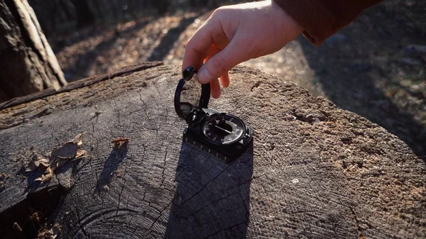 Navigace motivu a postup vykreslení Cestovatel hledal směr s kompasem v lese. Pohled na ruce zblízka — Stock fotografie