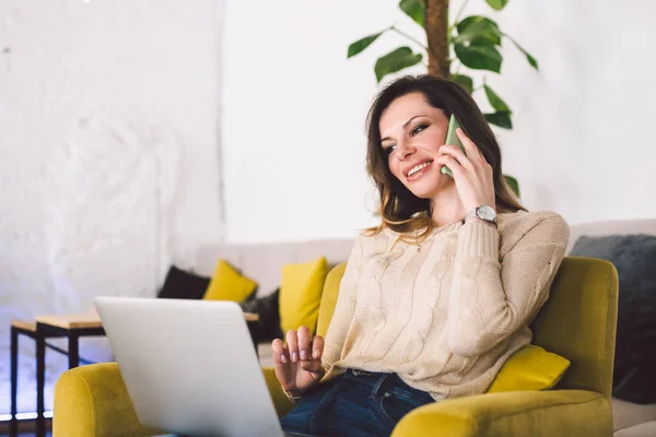 Vrouw in café, praten over de telefoon, werken aan notitieboekje — Stockfoto