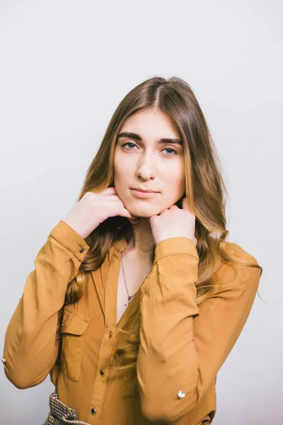 Retrato de mujer hermosa con el pelo largo rizado sobre fondo blanco. Maquillaje, moda, belleza — Foto de Stock