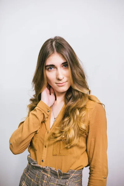 Retrato de mujer hermosa con el pelo largo rizado sobre fondo blanco. Maquillaje, moda, belleza —  Fotos de Stock