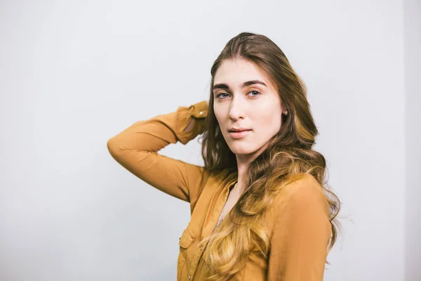 Retrato de mujer hermosa con el pelo largo rizado sobre fondo blanco. Maquillaje, moda, belleza — Foto de Stock