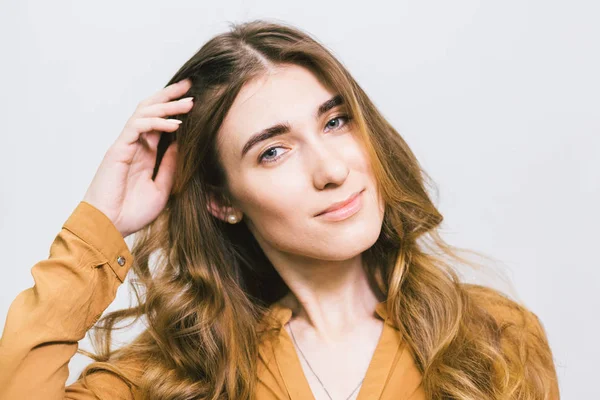 Retrato de mujer hermosa con el pelo largo rizado sobre fondo blanco. Maquillaje, moda, belleza —  Fotos de Stock