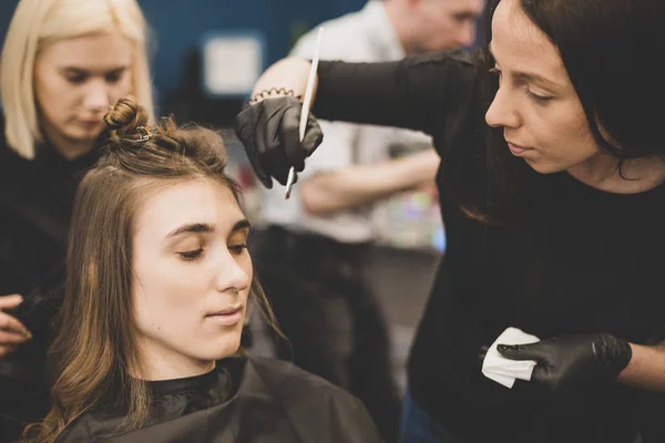 Wenkbrauwverven. De meester schildert wenkbrauwen met henna aan een mooi meisje, schildert met een borstel in de salon van een schoonheidsspecialiste. Brow architectuur — Stockfoto