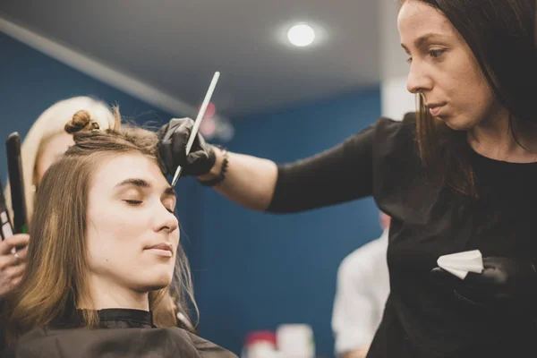 Tingimento de sobrancelha. O mestre pinta sobrancelhas com henna para uma linda garota, pinta com um pincel no salão de um artista de maquiagem esteticista. Arquitetura Brow — Fotografia de Stock