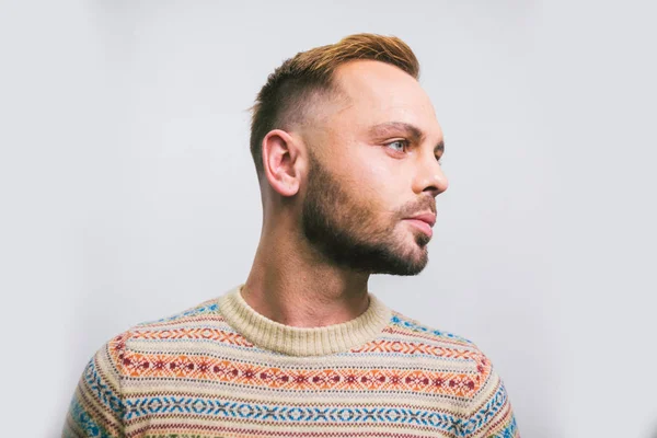 Retrato de um jovem caucasiano elegante e elegante homem com barba. Homossexual homem, gay modelo posando — Fotografia de Stock