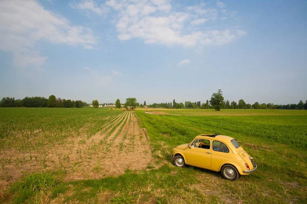 Vecchia piccola auto gialla retrò si trova in un campo in Europa Italia 2013 — Foto Stock