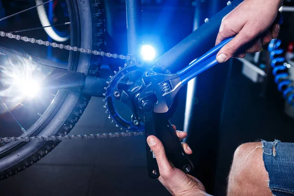 Nahaufnahme der Menschenhände Fahrradmechaniker in der Werkstatt stellen und reparieren auf Raten die Fahrradkurbel, Fahrradkettenblätter — Stockfoto