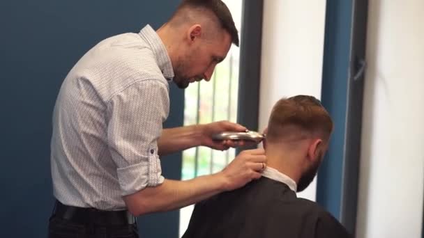 Adam son moda saç kesimi kuaför dükkanında elde kadeh kapatın. Erkek kuaförü hizmet istemci, makine ve tarak kullanarak saç kesimi yapma — Stok video