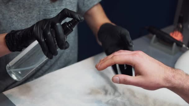 Mens manicure. Professionele manicure voor de mens door manicure machine. Een man die een manicure in de schoonheidssalon. Schoonheidsspecialiste meester trimmen en verwijdert nagelriemen — Stockvideo