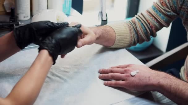 Manicura para hombre. Manicura profesional para hombre por máquina de manicura. Un hombre recibiendo una manicura en el salón de belleza. esteticista maestro recorte y elimina las cutículas — Vídeo de stock