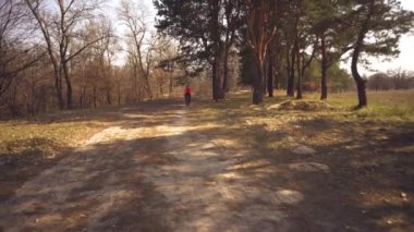 Sporcular ile konu sağlık sorunları. Dağ bisikleti üzerinde Kafkas kadın bisikletçi ormanda egzersiz bitirmek. Duygu yorgun, sert hızlı kalp atışı ve nefes almak zor. Kardiyak patoloji taşikardi