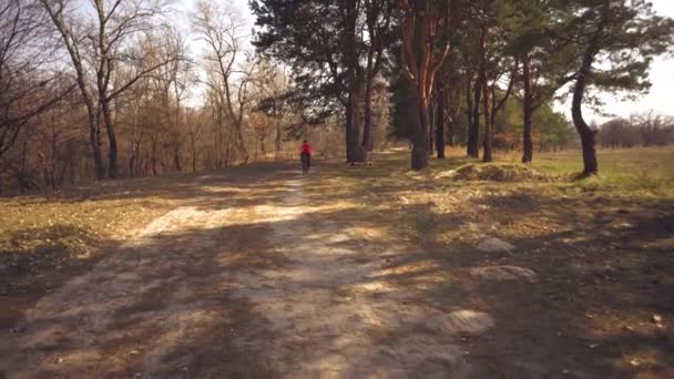 O tema problemas de saúde com atletas. Mulher branca ciclista em mountain bike terminar o treino na floresta. Emoção cansada, forte batimento cardíaco rápido e difícil de respirar. Patologia cardíaca taquicardia — Vídeo de Stock