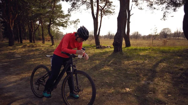 Temat problemów zdrowotnych z sportowcami. Kaukaski kobieta rowerzysta na rowerze górskim wykończenie treningu w lesie. Emocje zmęczone, twarde szybkie bicie serca i trudne do oddychania. Częstoskurcz patologiczny serca — Zdjęcie stockowe